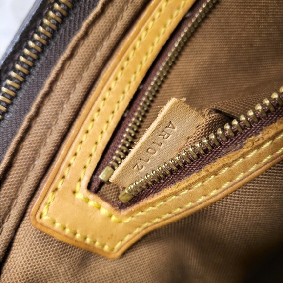 Authentic Louis Vuitton Trotteur Crossbody shoulder bag - Picture 9 of 16